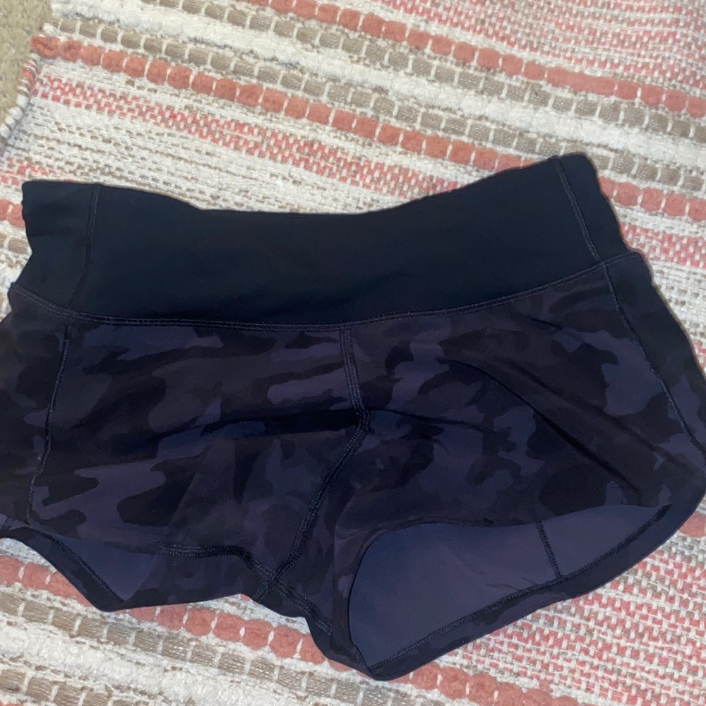 Black camo lulu shorts